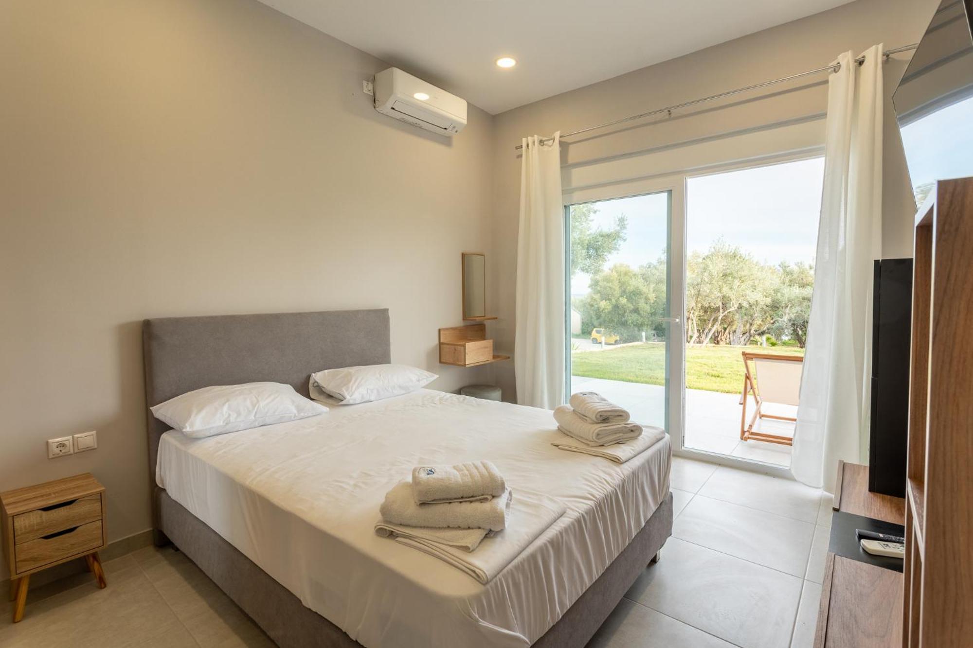 Blue Waves Luxury Suites By The Sea Plomari Exterior foto