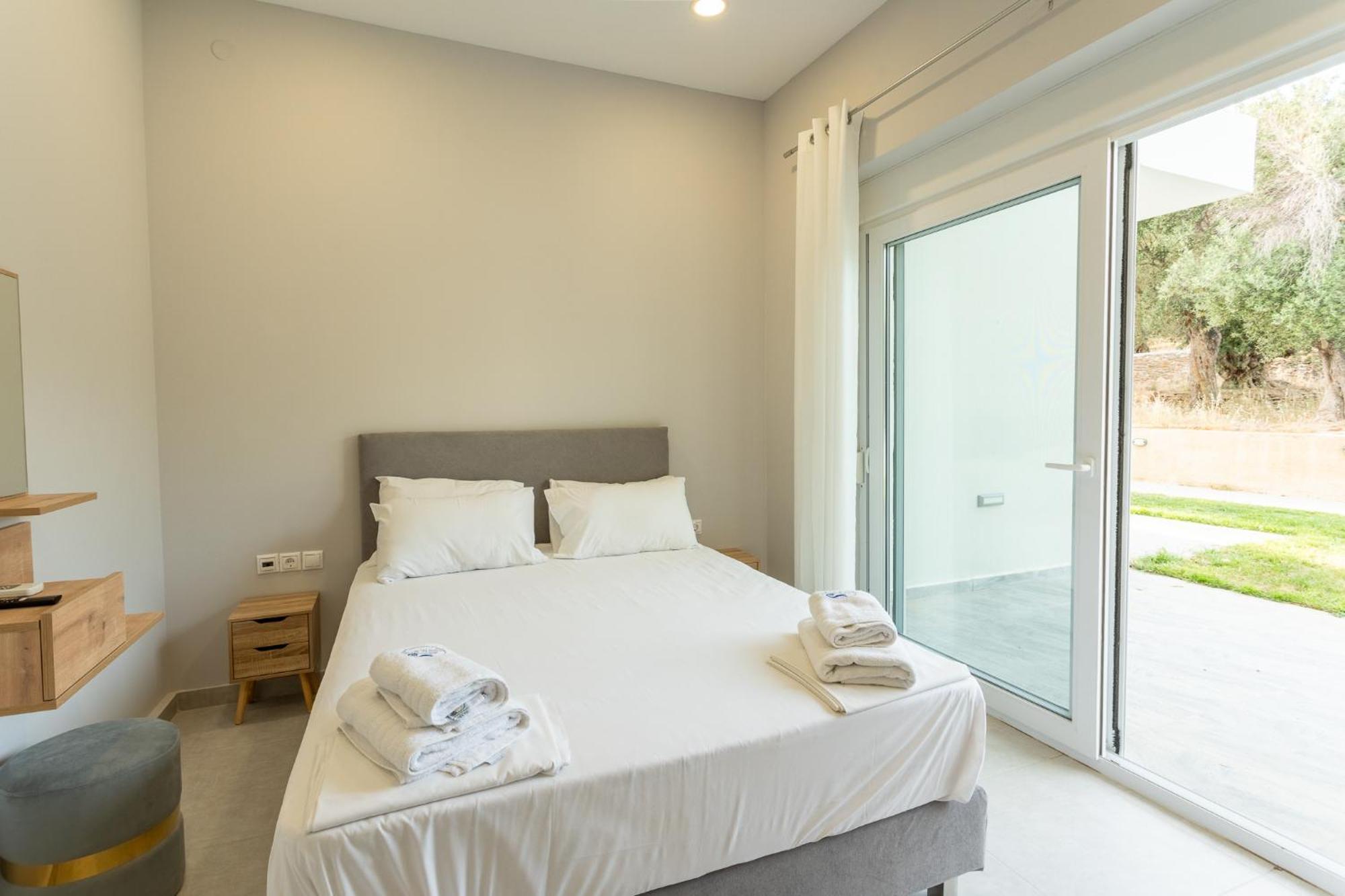 Blue Waves Luxury Suites By The Sea Plomari Exterior foto