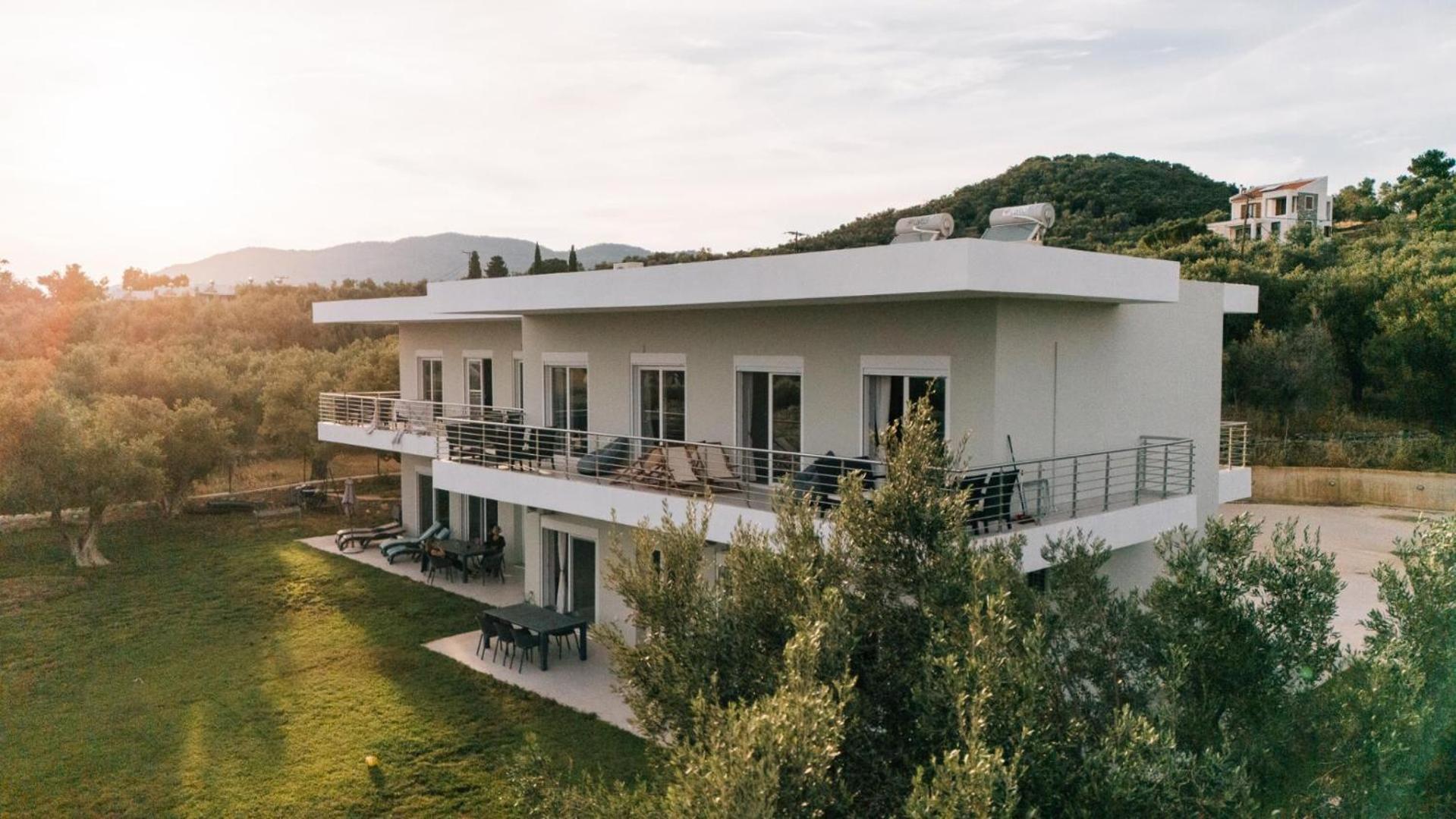 Blue Waves Luxury Suites By The Sea Plomari Exterior foto