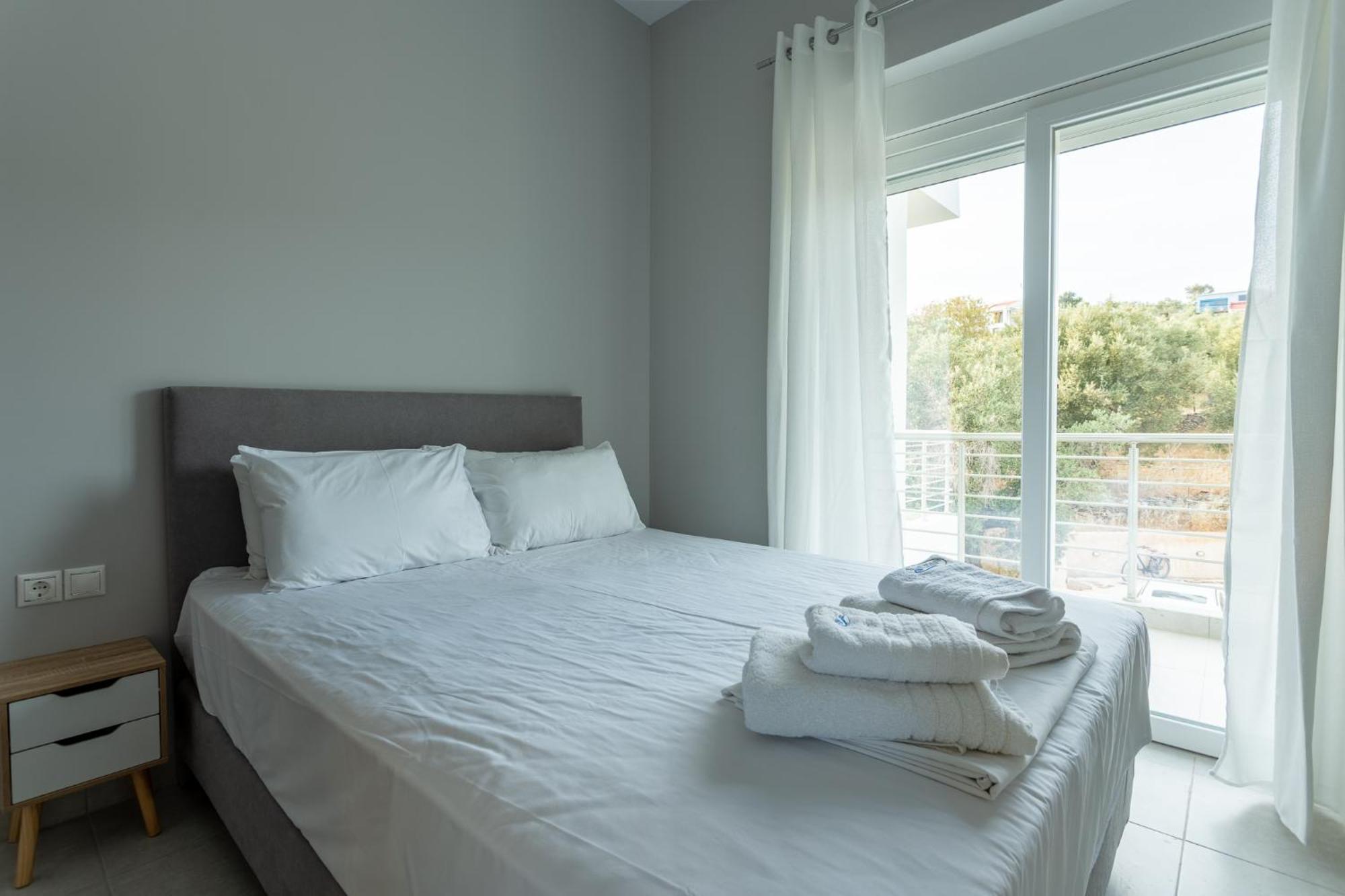 Blue Waves Luxury Suites By The Sea Plomari Exterior foto
